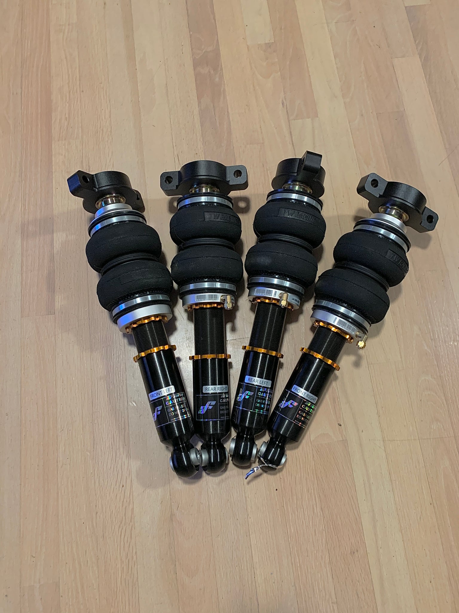 * AIRFORCE SUSPENSION FERRARI 458 / 488 / F8 / FF / F430 / 812 AIRSTRUTS.